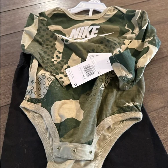 Nike Green Camo Baby Bodysuit with Black Pants - Picture 2 of 5